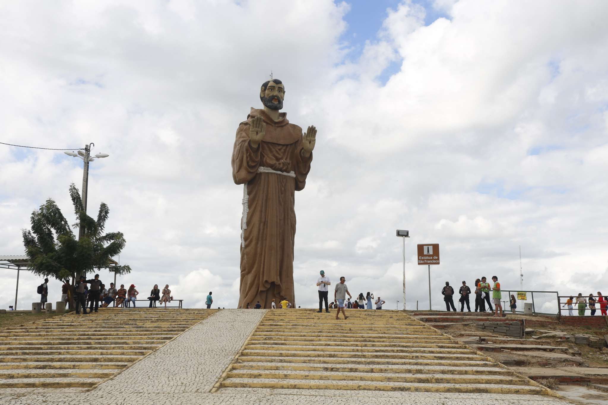 Revitalização do entorno do monumento de São Francisco, em Canindé, é autorizada pela governadora Izolda Cela