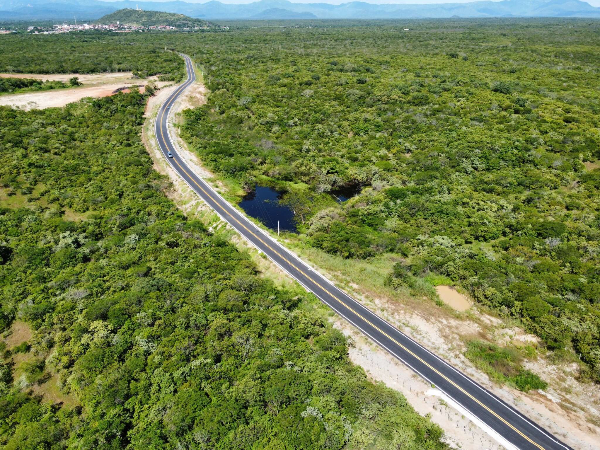 Em Caridade, Governo do Ceará inaugura estrada e entrega mais de 5 mil tablets para estudantes da Crede 7