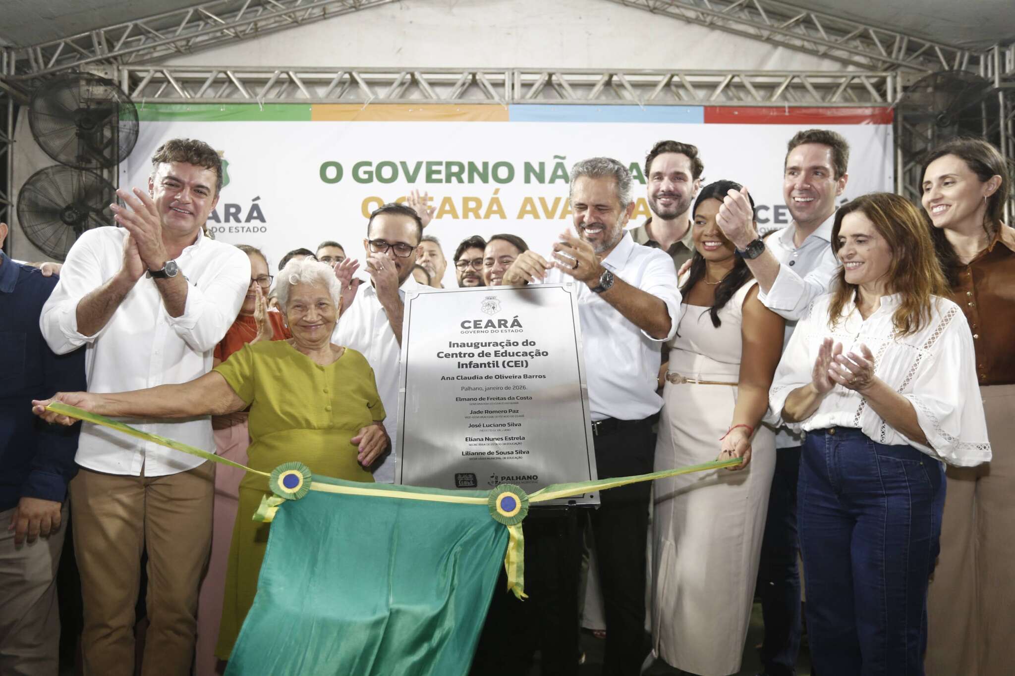 Pacote de entregas: população de Palhano comemora chegadas de CEI, areninha, tablets para estudantes e reforma de estádio