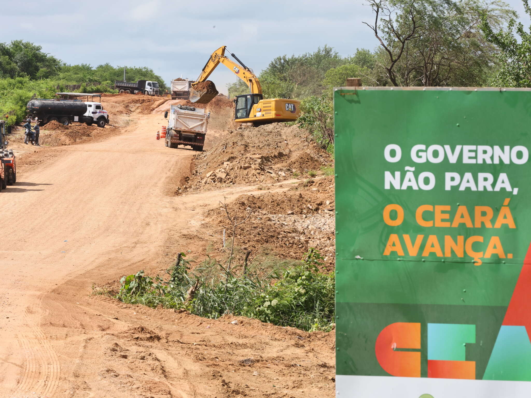 Governo do Ceará entrega tablets a estudantes em Independência e inicia obra na CE-176